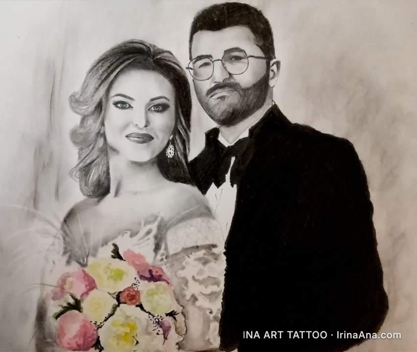 Portret desenat al unui cuplu. Femeia zâmbește, poartă o rochie de mireasă și ține un buchet de flori colorate. Bărbatul poa…