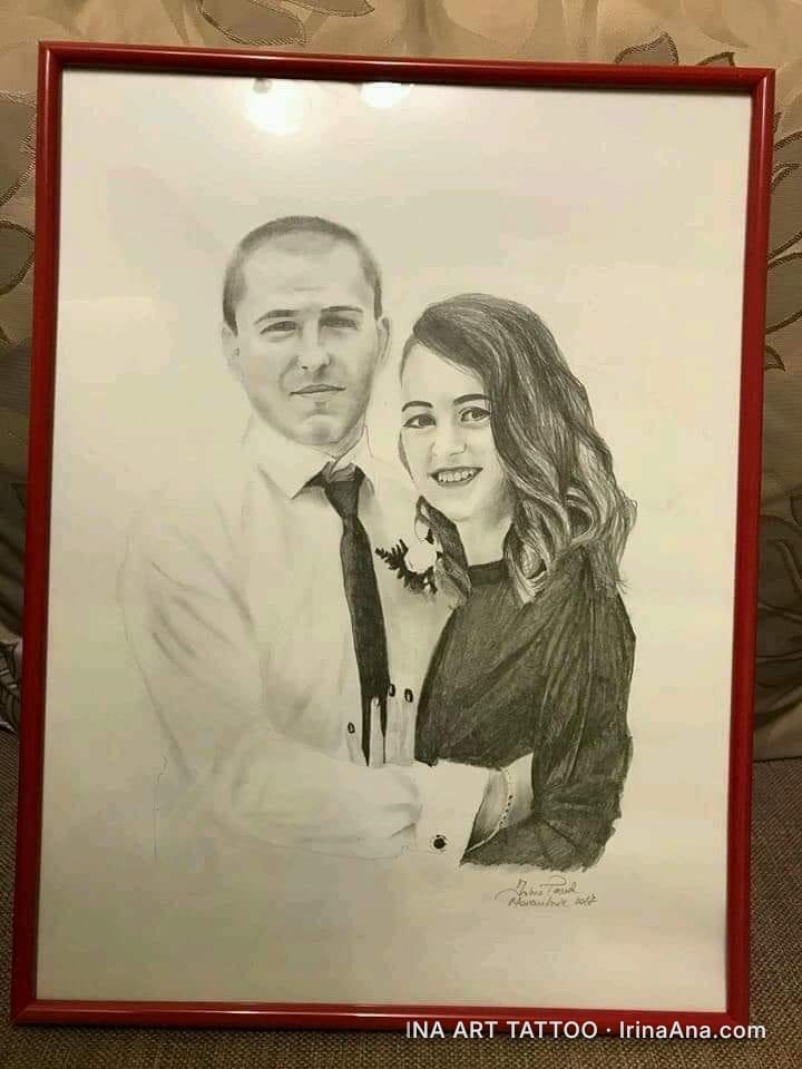 Portret în creion al unui cuplu tânăr, un bărbat și o femeie, îmbrățișându-se și zâmbind.
