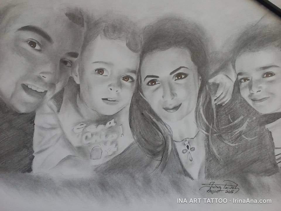 Un desen în creion al unei familii de patru persoane, cu o femeie în centru, doi copii și un bărbat parțial vizibil.