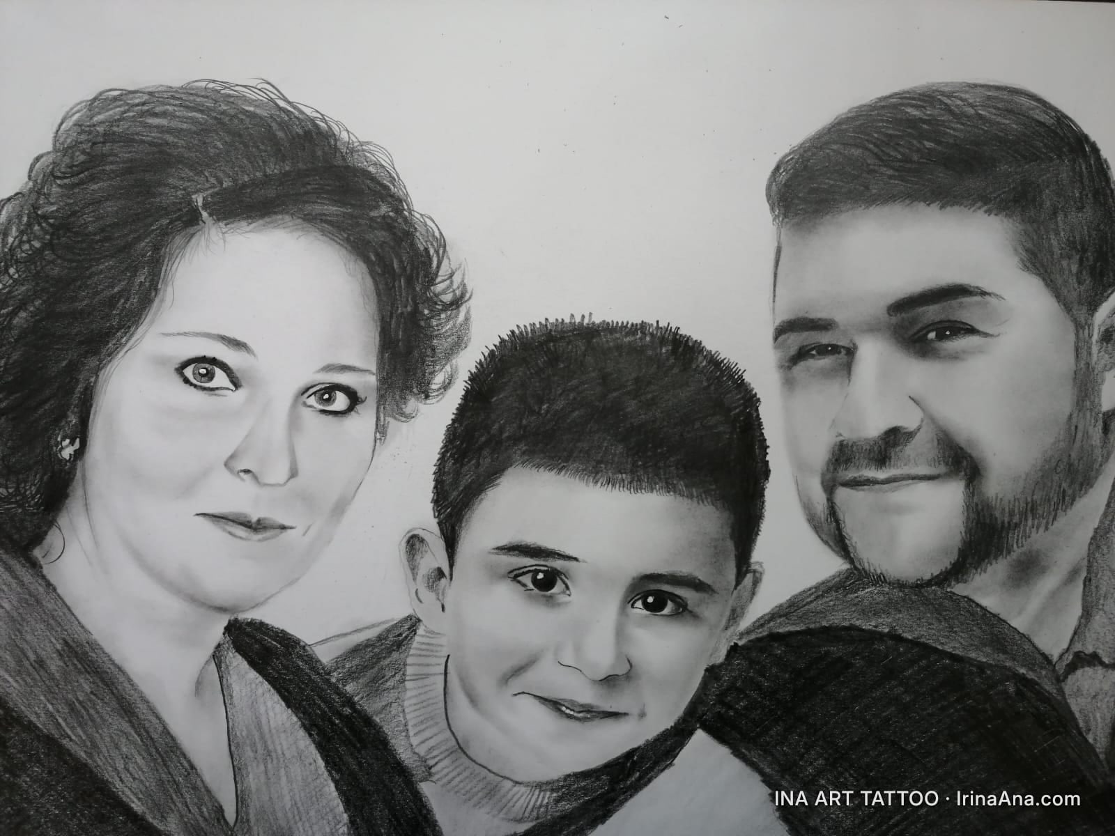 Portret în creion cu o femeie, un băiat și un bărbat, privindu-ne cu o expresie blândă. Femeia este în stânga, băiatul în ce…