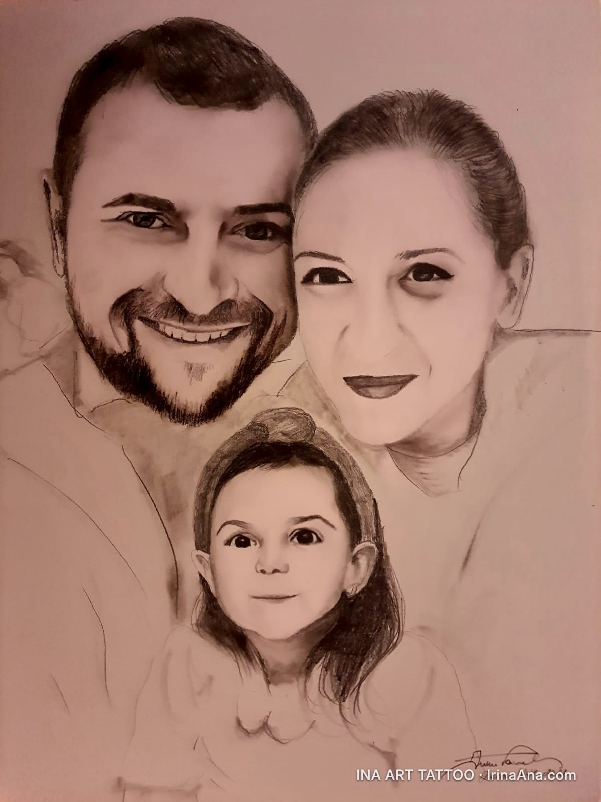 Portret în creion al unei familii: un bărbat zâmbitor, o femeie și o fetiță, toți privesc înainte.