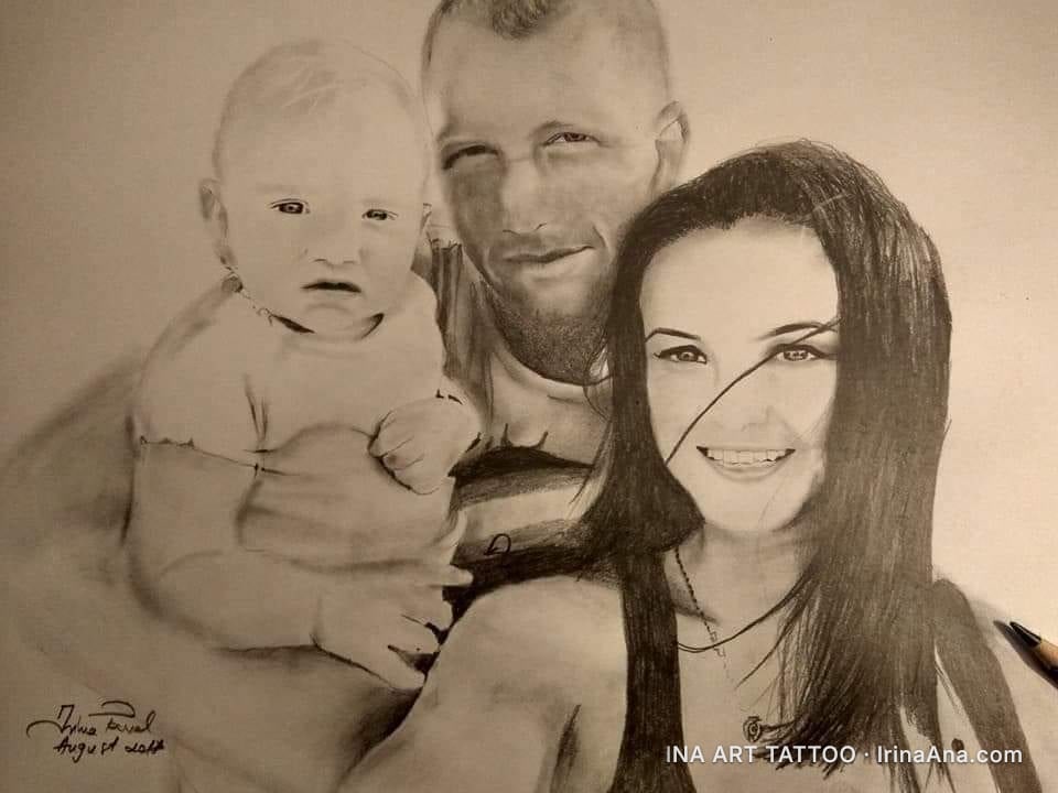 Portret în creion cu o familie de trei persoane: un bebeluș, un bărbat și o femeie zâmbind.