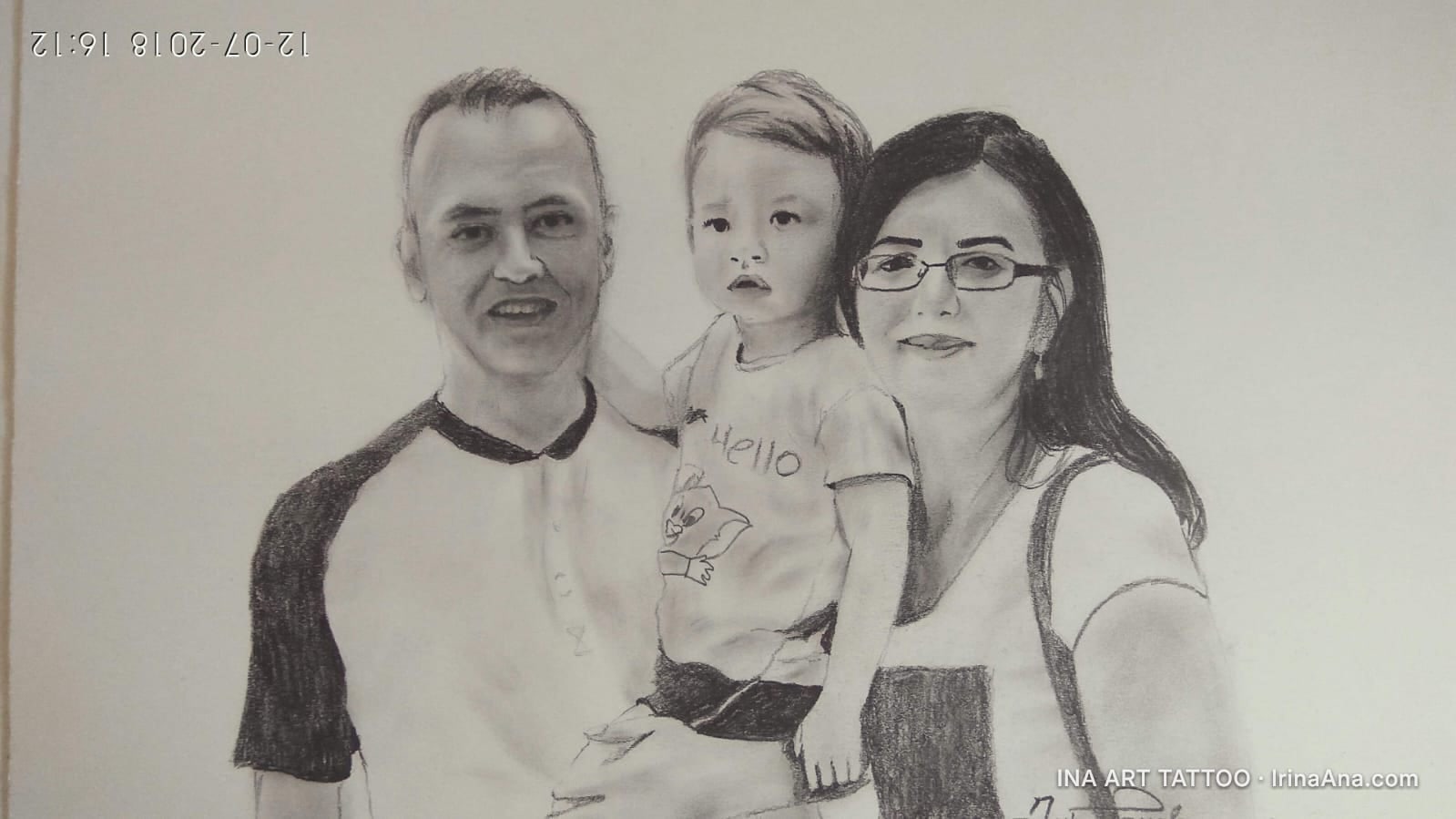 Portret în creion al unei familii: un bărbat zâmbitor, o femeie cu ochelari și un copil mic cu o expresie serioasă.