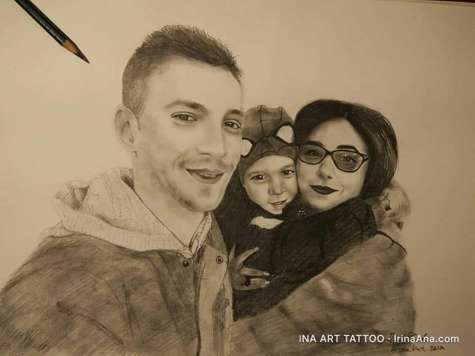Desen în creion al unei familii: un bărbat zâmbitor, o femeie cu ochelari și doi copii, unul purtând o căciulă cu Spiderman.