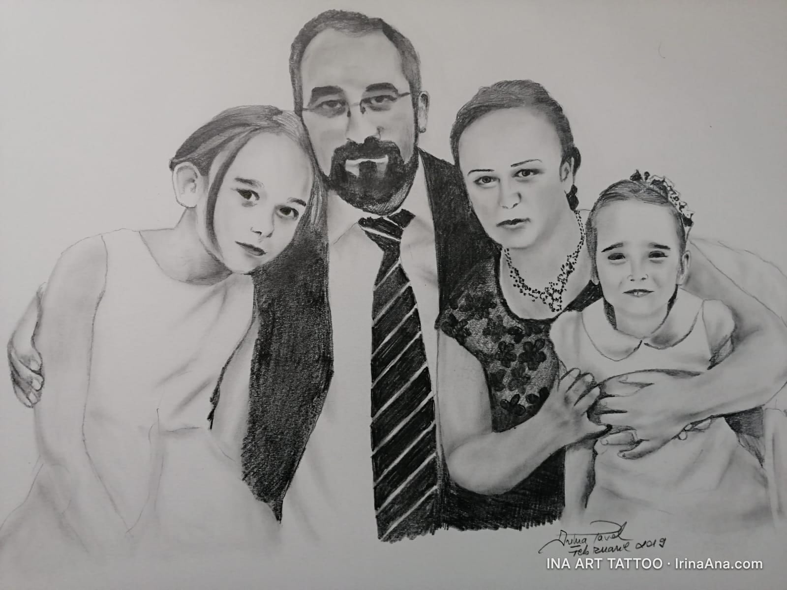 Portret în creion cu o familie de patru persoane: un bărbat, o femeie și două fetițe, îmbrățișându-se.