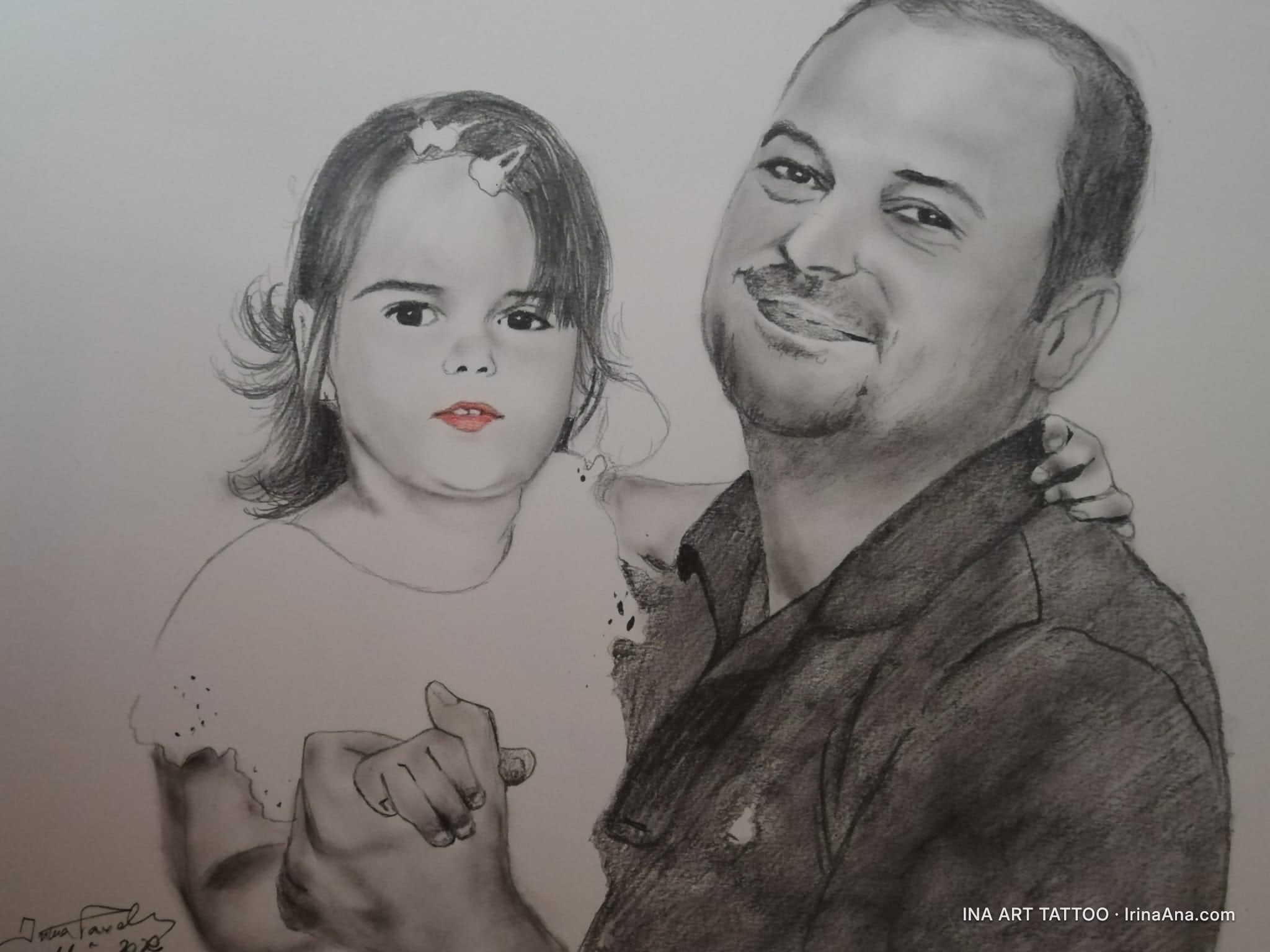 Portret desenat al unui bărbat zâmbitor cu o fetiță, amândoi privesc înainte. Fetița are buze roșii.