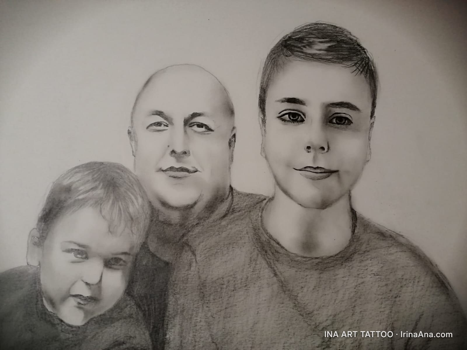 Un portret în creion cu un tată și cei doi fii ai săi, unul mai mare și unul mai mic, zâmbind ușor spre privitor.