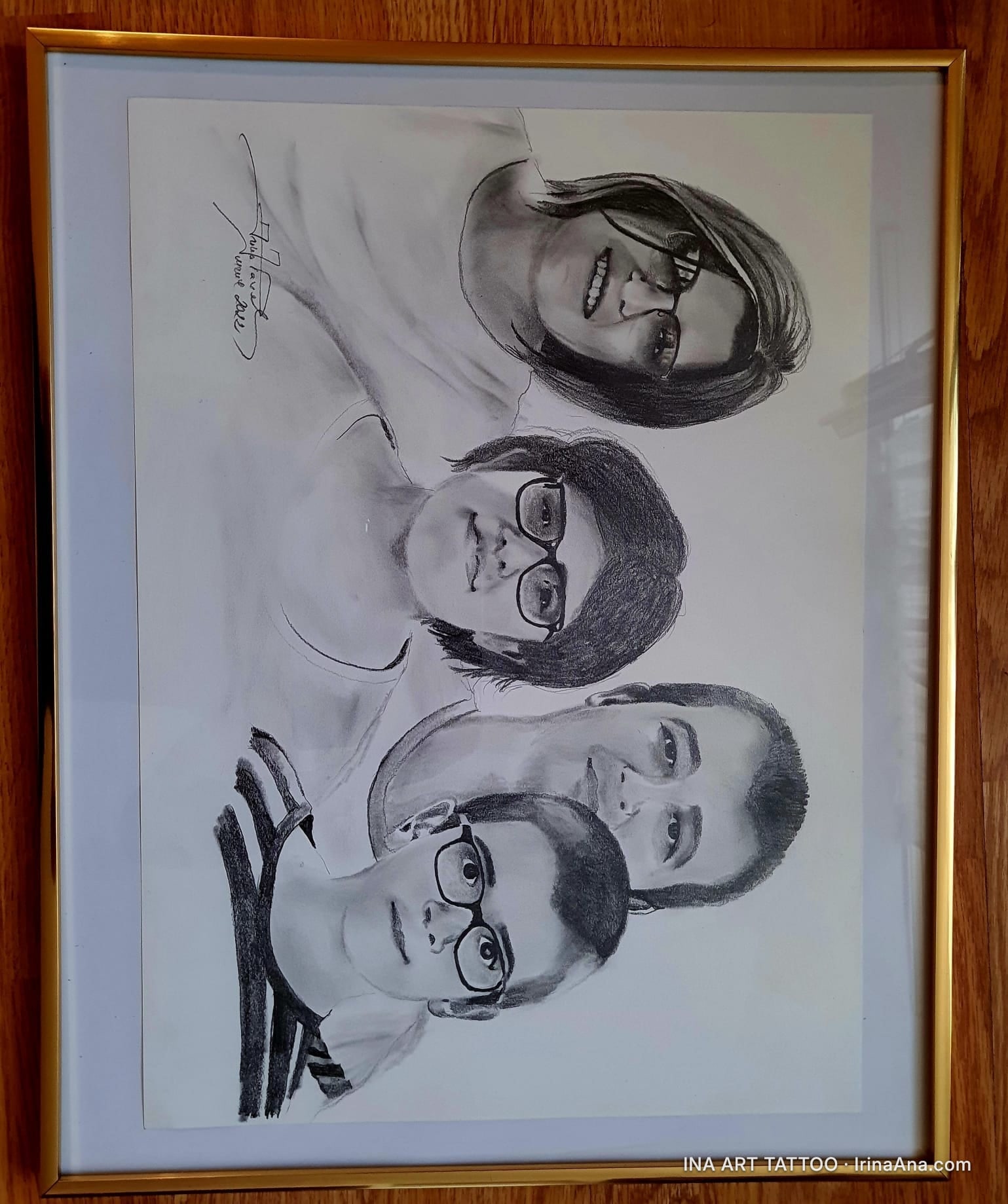 Portret în creion cu patru persoane, trei femei și un bărbat, zâmbind, înrămat.