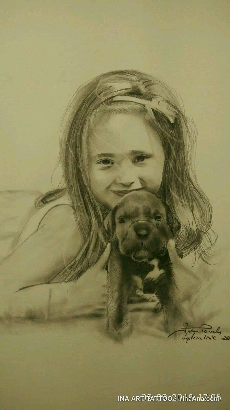 Portret desenat în creion cu o fată zâmbitoare cu păr lung, care ține în brațe un cățeluș boxer.