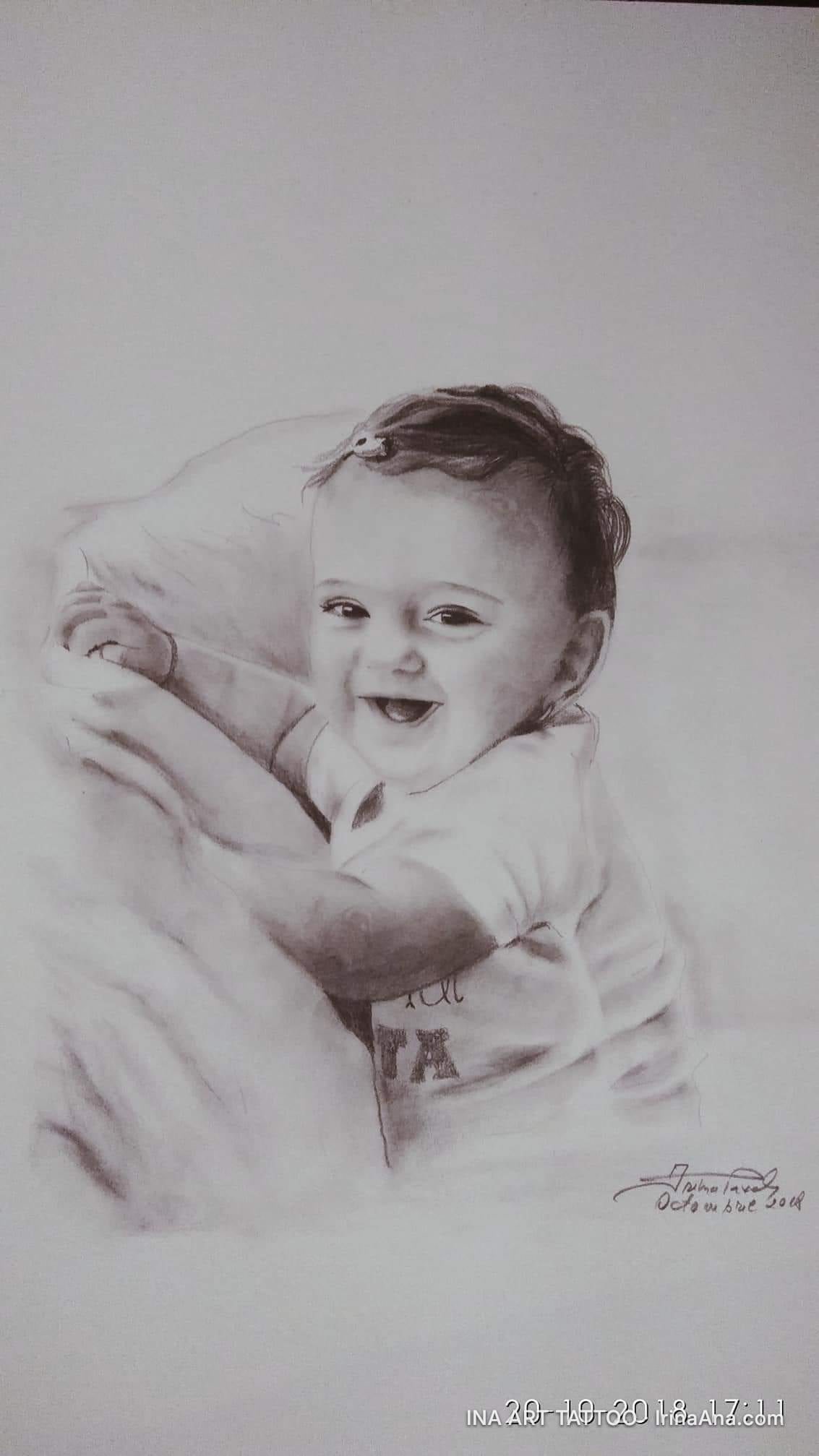 Portret în creion al unui bebeluș vesel, cu părul închis la culoare și o agrafă mică, zâmbind larg.
