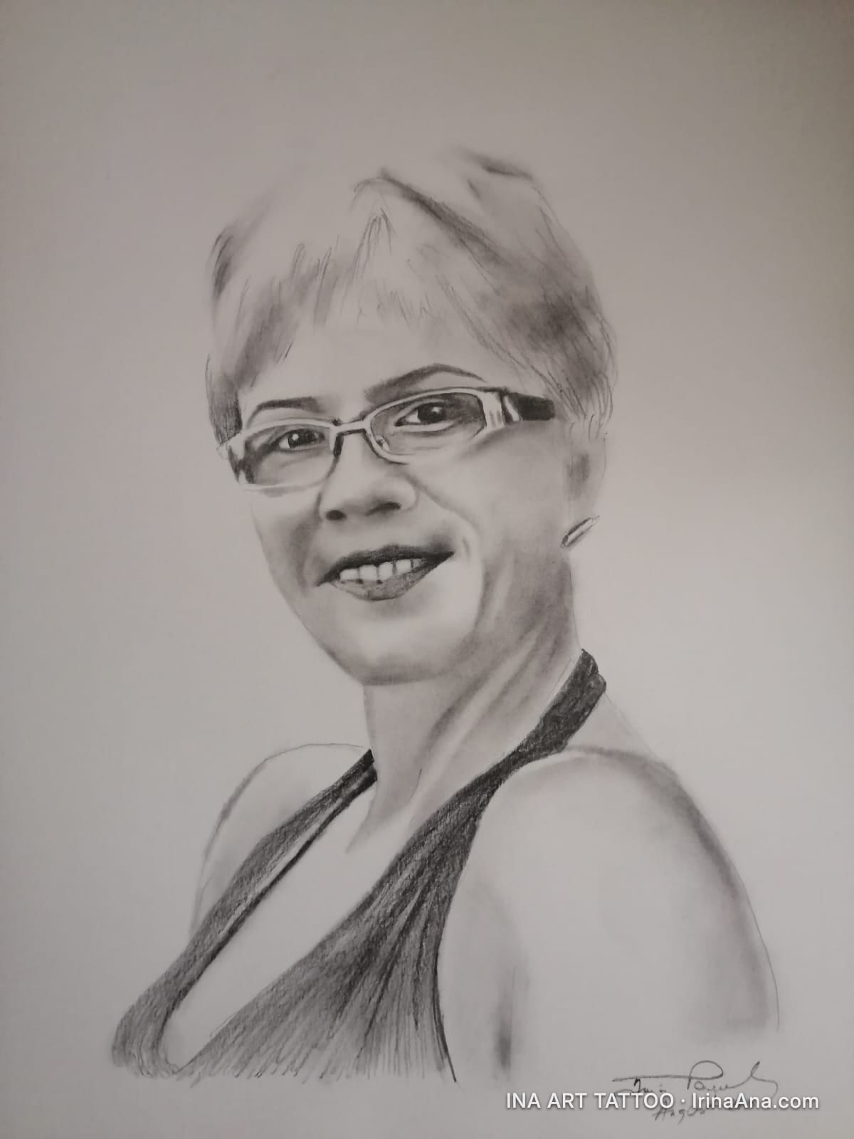 Portret creion al unei femei zâmbitoare cu păr scurt, ochelari și un top cu bretele late, privitorul din față.