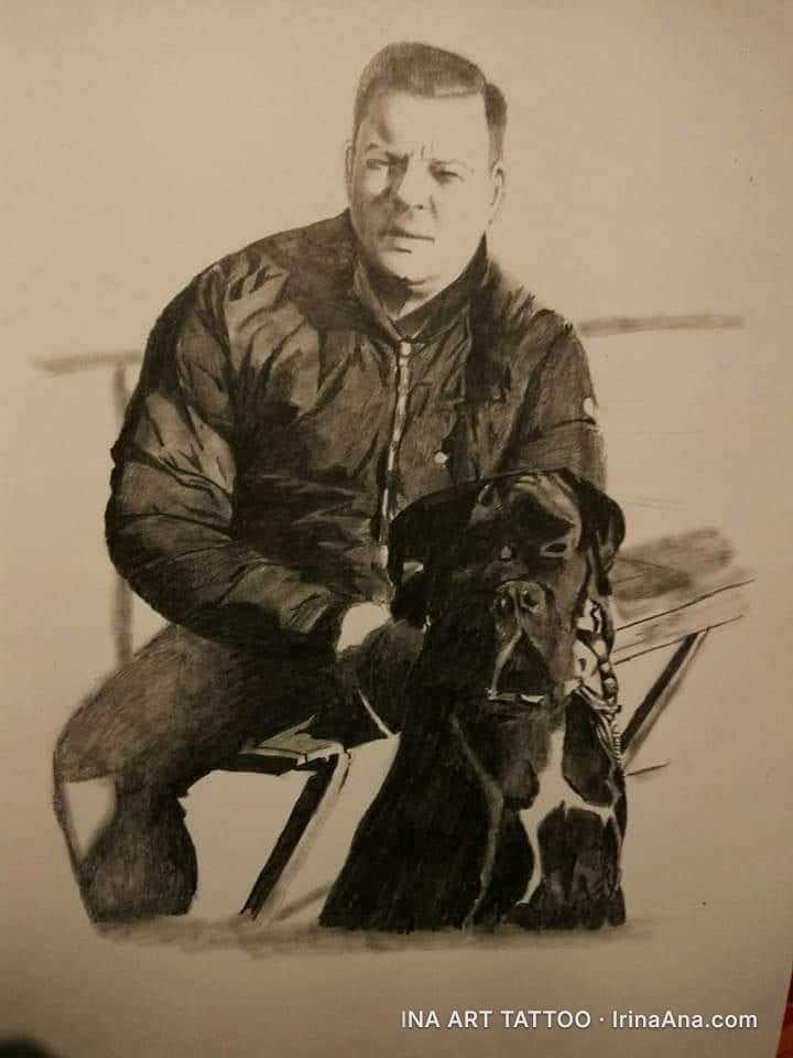 Portret în creion al unui bărbat așezat, cu un câine boxer negru lângă el. Bărbatul privește înainte cu o expresie serioasă.