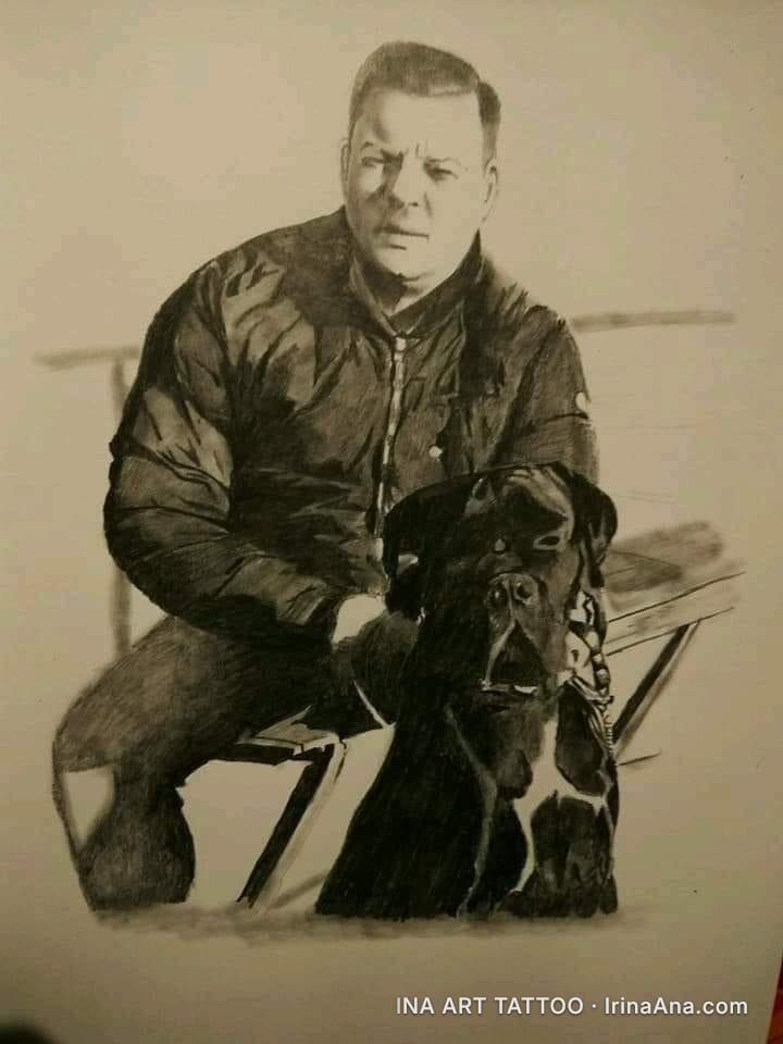 Portret în creion al unui bărbat așezat pe o bancă, cu un câine mare, negru, lângă el.