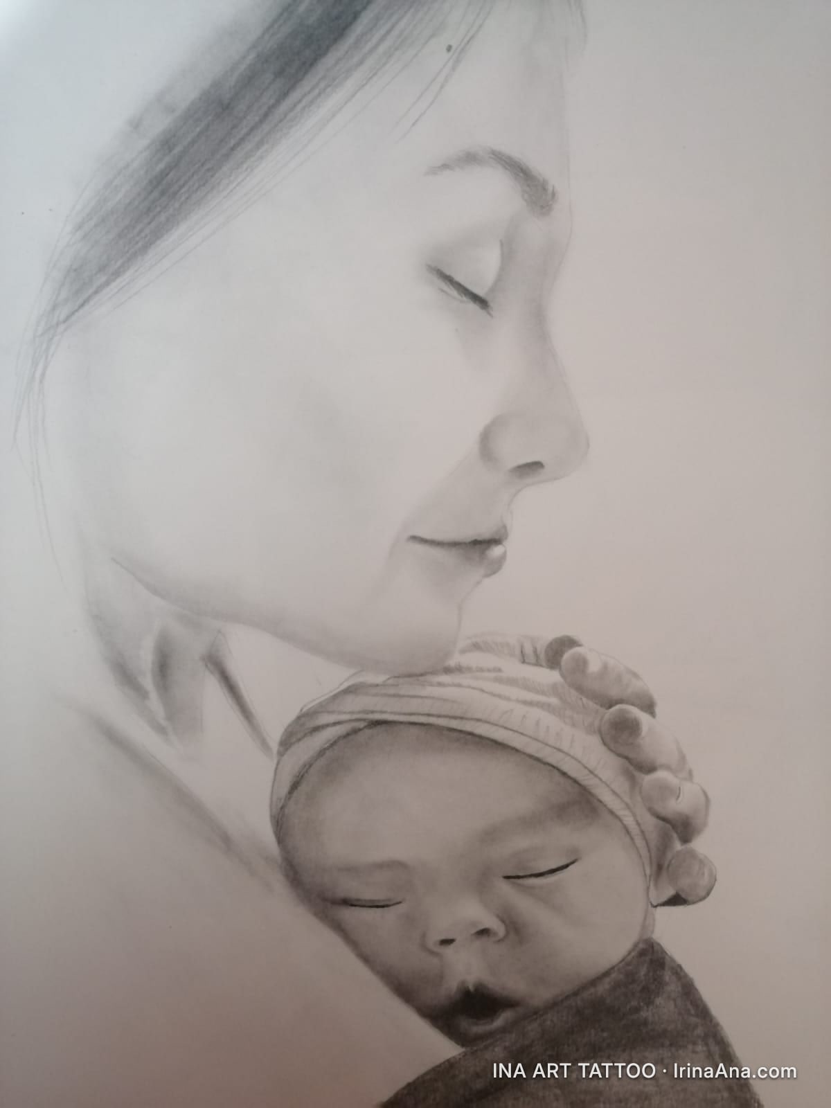 Portret în creion cu o mamă ținând în brațe un bebeluș adormit, ambii cu ochii închiși, într-o ipostază tandră.
