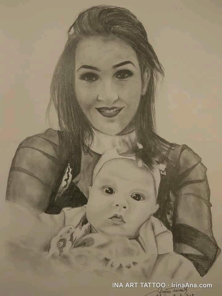 Portret în creion al unei femei zâmbitoare care ține în brațe un bebeluș cu o bentiță pe cap, desenat în tonuri de gri.