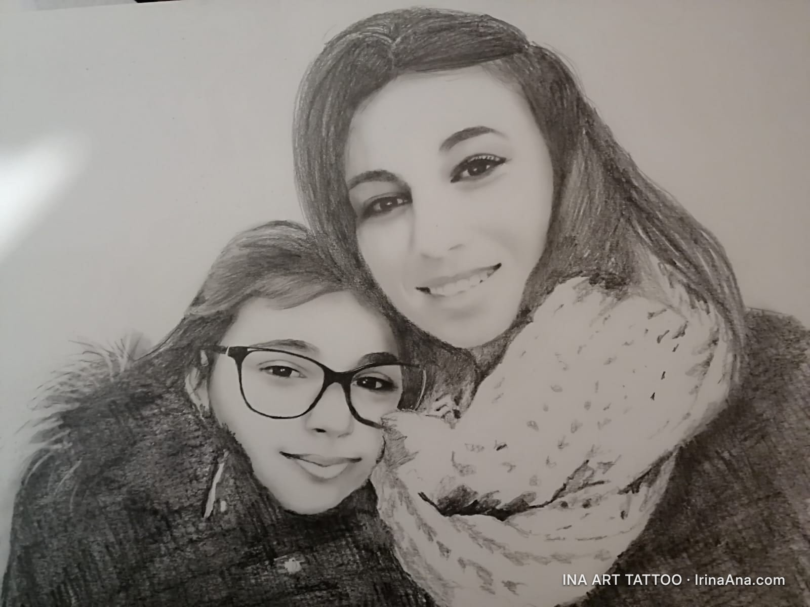 Portret în creion cu o mamă și fiica ei, ambele zâmbind. Mama are părul lung, închis, iar fiica poartă ochelari.