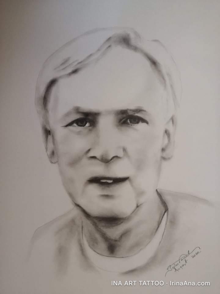 Portret alb-negru al unui bărbat în vârstă, cu păr cărunt, privire directă și o ușoară expresie serioasă.