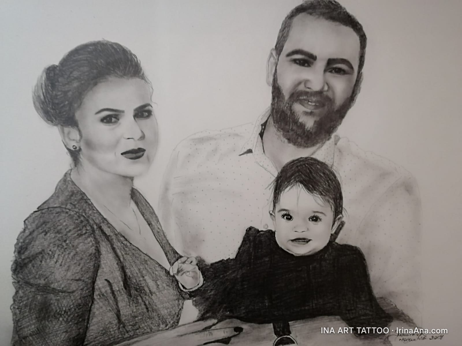 Portret în creion cu o familie: o femeie, un bărbat cu barbă și un bebeluș, toți zâmbitori.