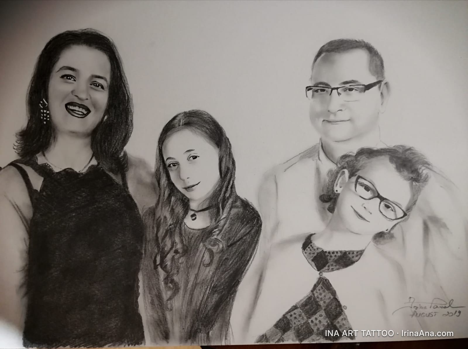 Portret de familie în creion, cu doi adulți și doi copii, zâmbind. Un bărbat cu ochelari, o femeie, o fată adolescentă și o…