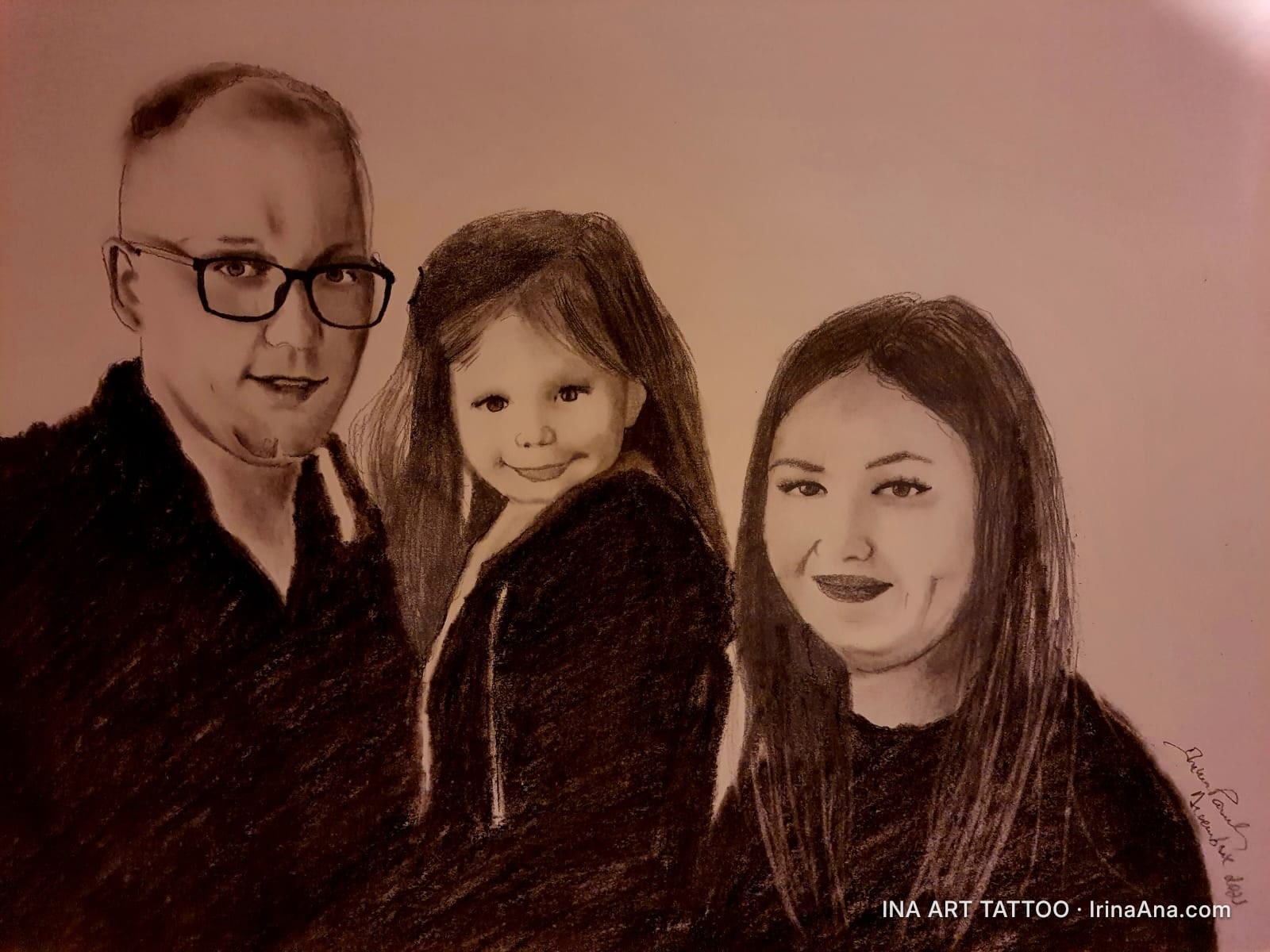 Portret în creion cu o familie: un bărbat cu ochelari, o fetiță zâmbitoare și o femeie cu păr lung.