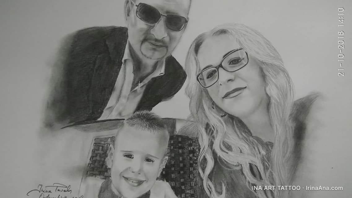 Portret în creion cu o familie de trei persoane: un bărbat cu ochelari de soare, o femeie cu ochelari și un copil zâmbitor.