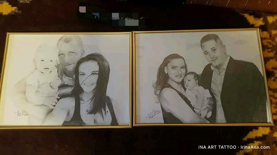 Două desene în creion înrămate, portrete de familie. În stânga, un cuplu tânăr cu un bebeluș. În dreapta, un cuplu cu un nou…