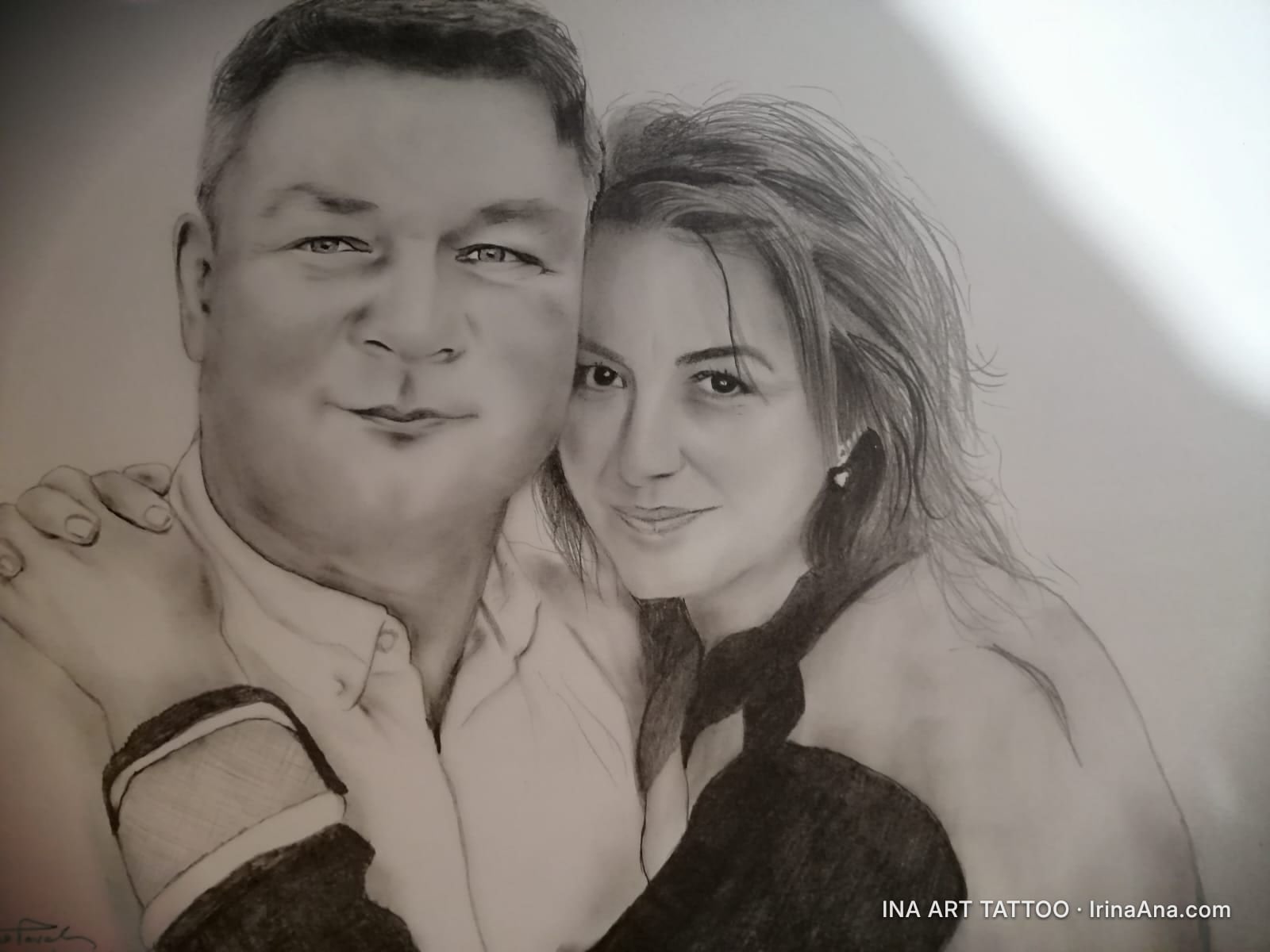 Portret în creion al unui bărbat și al unei femei, privitorul fiind în față. Femeia îl îmbrățișează pe bărbat din spate.