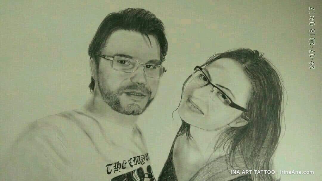 Portret în creion al unui cuplu, bărbat și femeie, purtând ochelari. Bărbatul are barbă, femeia zâmbește.
