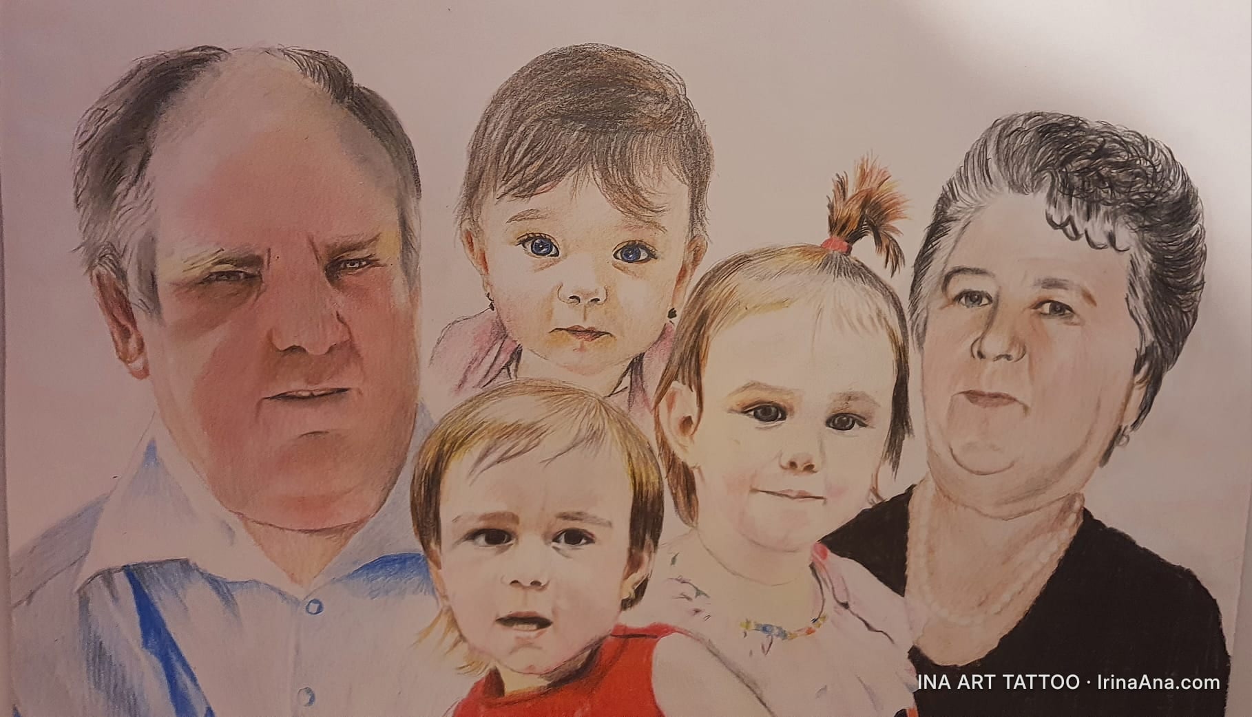 Portret de familie desenat, înfățișând doi adulți și trei copii mici, cu expresii blânde și ochi mari.