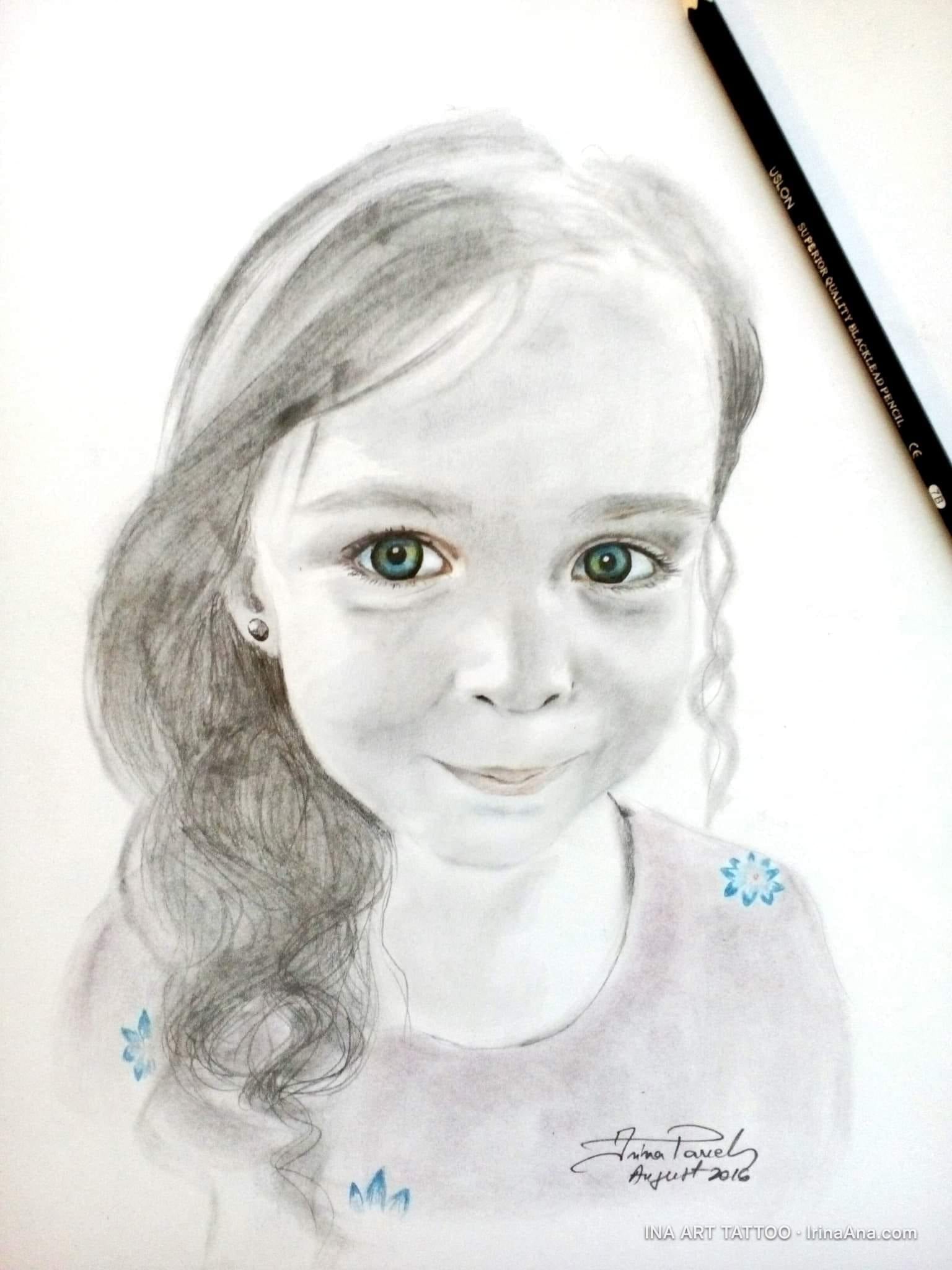Portret al unei fetițe cu păr șaten și ochi verzi, realizat în creion, cu accente de culoare la ochi și haine.