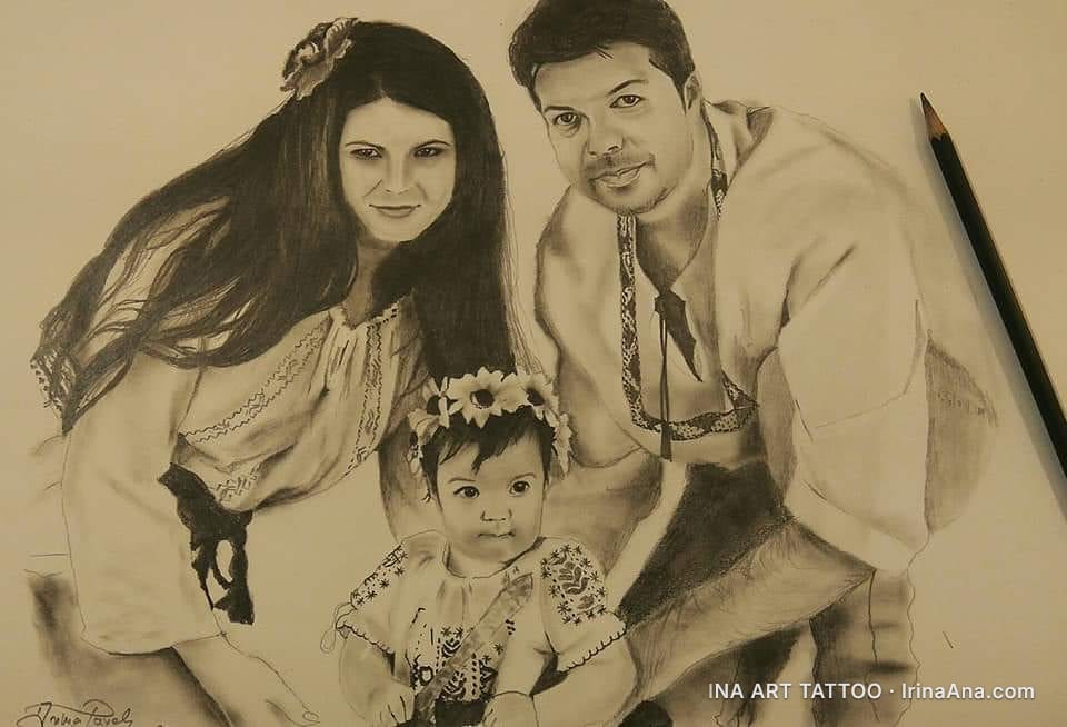 Portret în creion cu o familie de trei persoane, purtând costume tradiționale românești. Un creion negru este vizibil în dre…