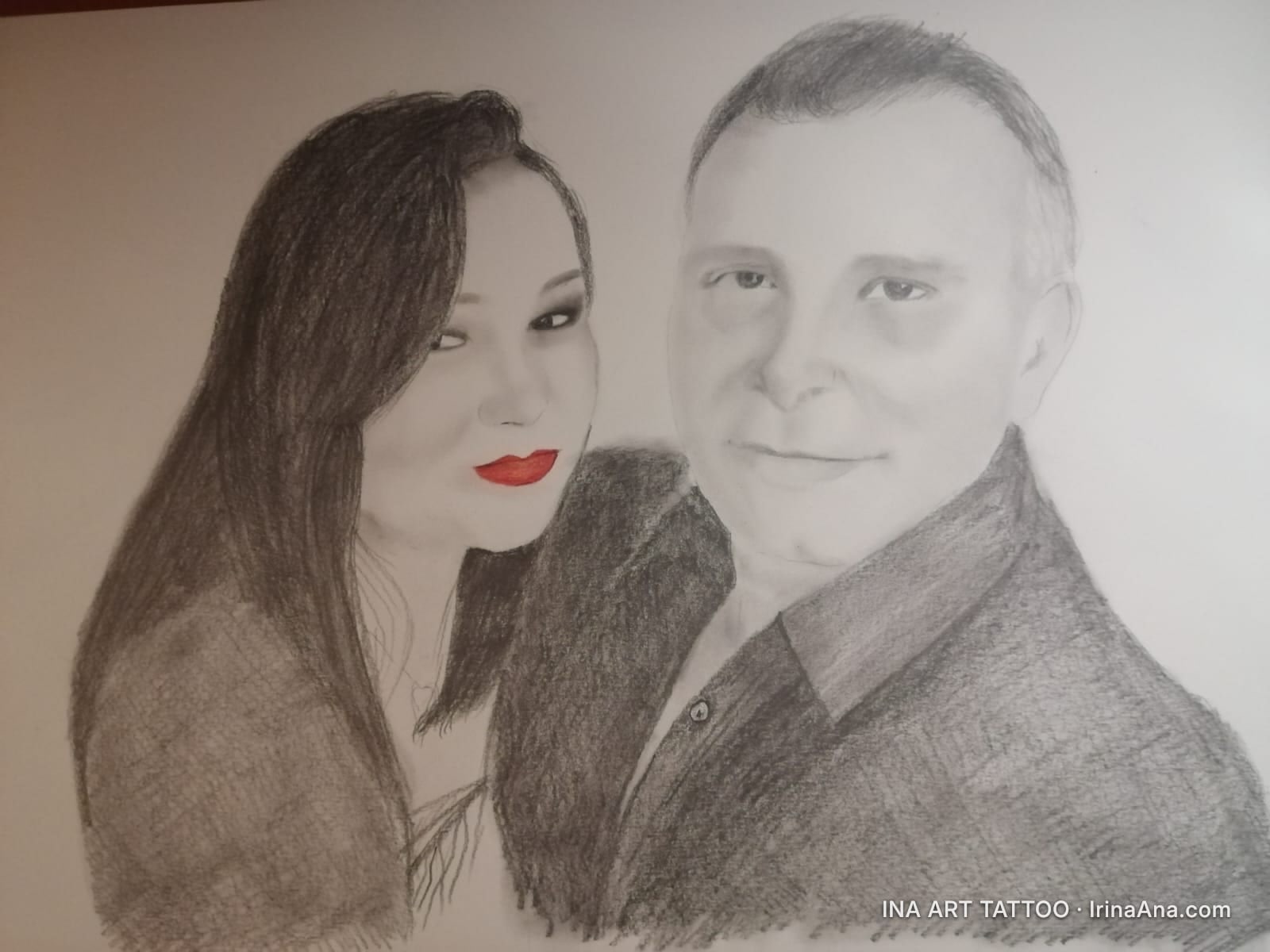 Portret în creion al unui cuplu, o femeie cu păr lung și buze roșii și un bărbat zâmbitor, amândoi privesc înainte.