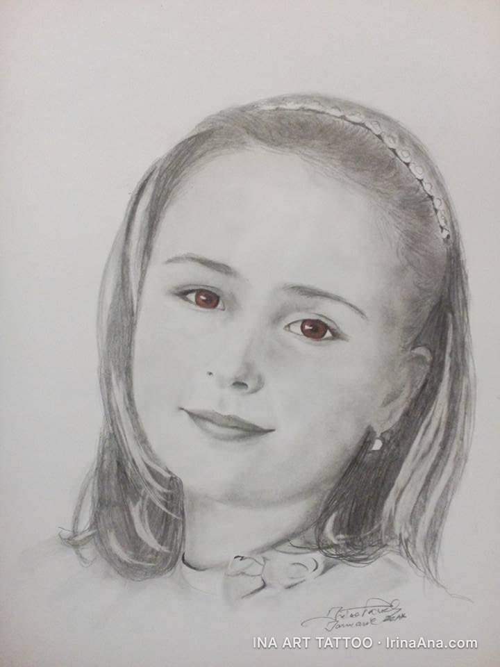 Portret al unei fete tinere cu părul lung, purtând o bentiță și cercei, cu ochii colorați în roșu.