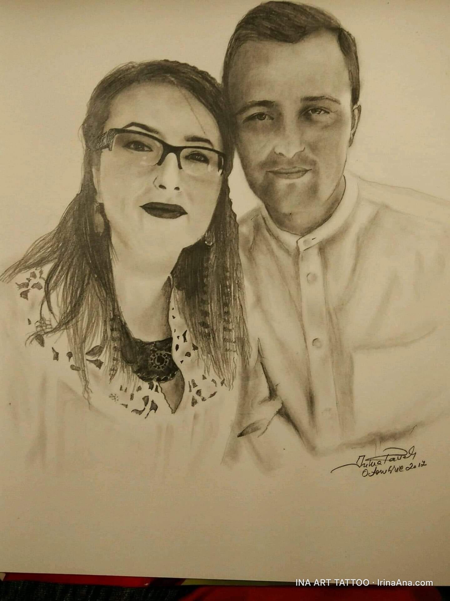Portret în creion al unui cuplu tânăr, o femeie cu ochelari și un bărbat, privesc spre privitor.