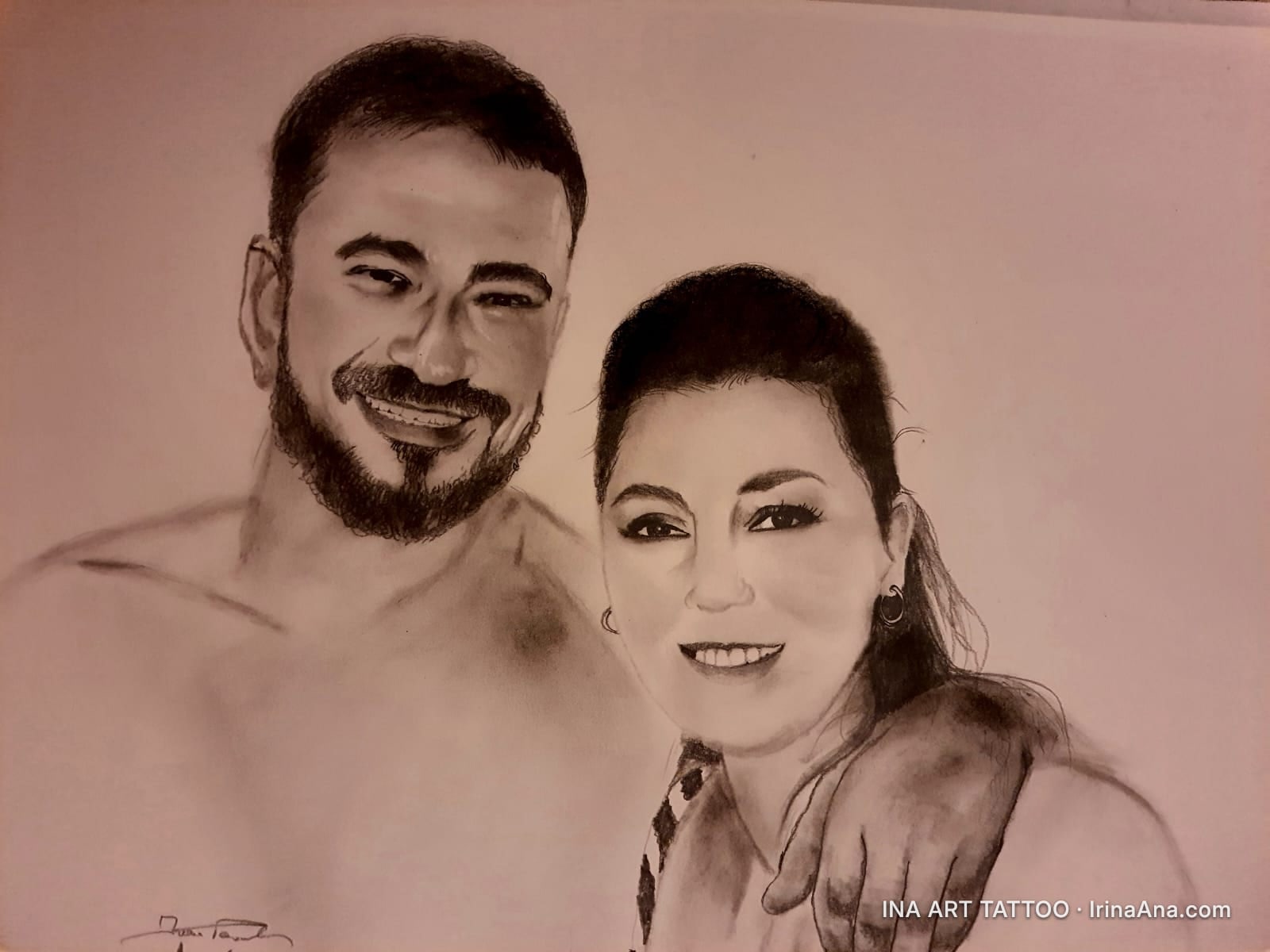 Un portret în creion cu un bărbat zâmbitor, cu barbă, și o femeie zâmbitoare, cu părul prins, brațul ei pe umărul lui.