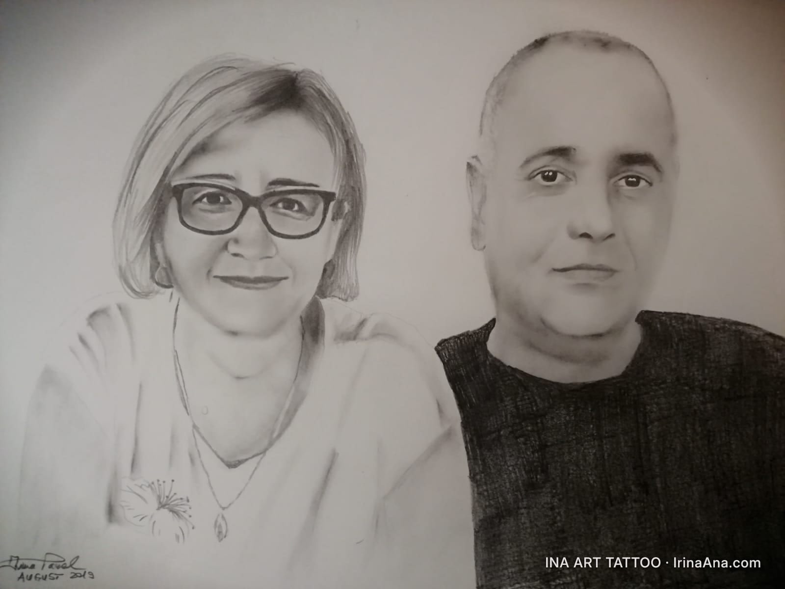 Portret în creion al unui cuplu. O femeie cu ochelari și păr scurt zâmbește lângă un bărbat chel.