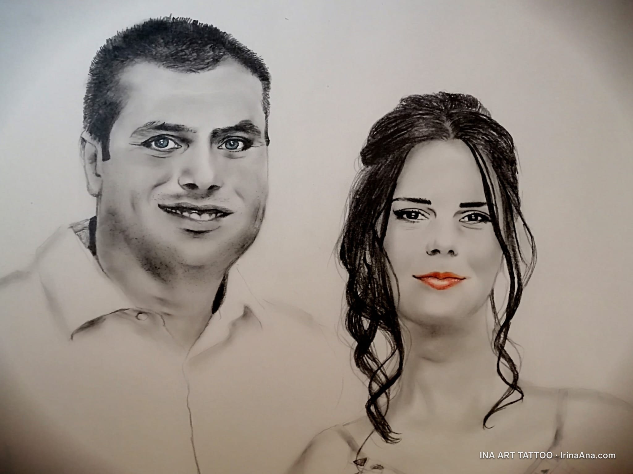Portret în creion al unui bărbat și al unei femei. Bărbatul zâmbește, femeia are buze roșii și păr ondulat.