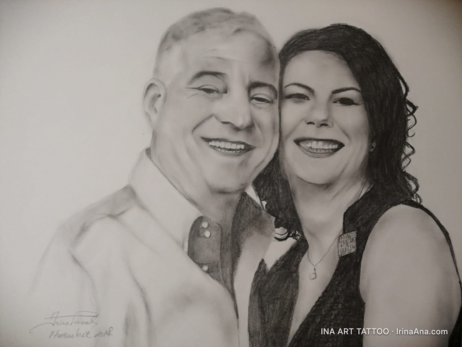 Portret în creion al unui cuplu zâmbitor, un bărbat cu păr scurt și o femeie cu păr lung, amândoi privind înainte.