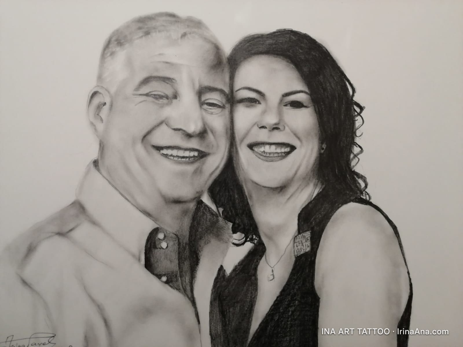 Portret în creion al unui cuplu zâmbitor, un bărbat și o femeie, cu fundal alb.