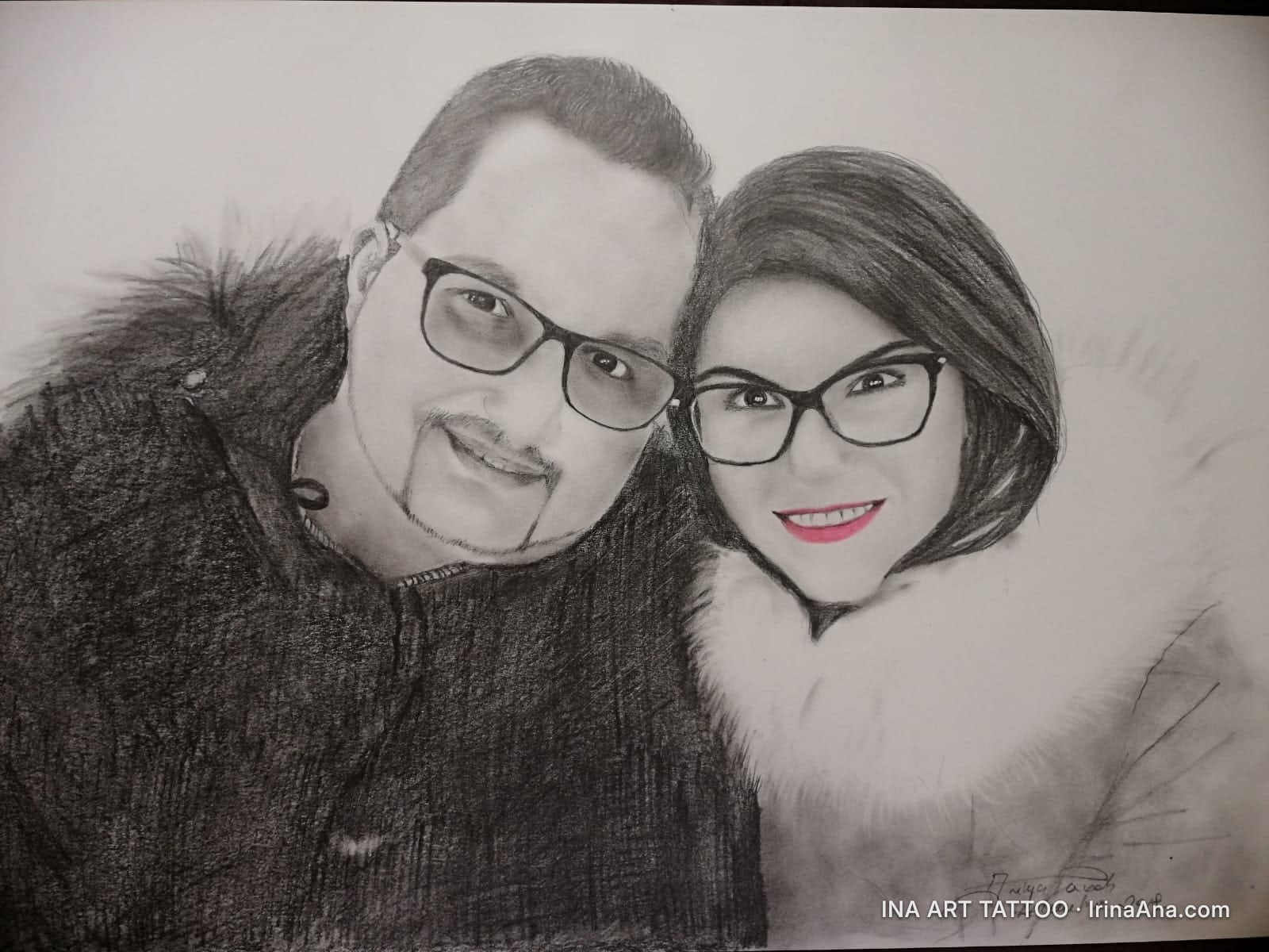 Portret în creion al unui cuplu zâmbitor care poartă ochelari. Bărbatul are barbă, femeia are buze roșii.