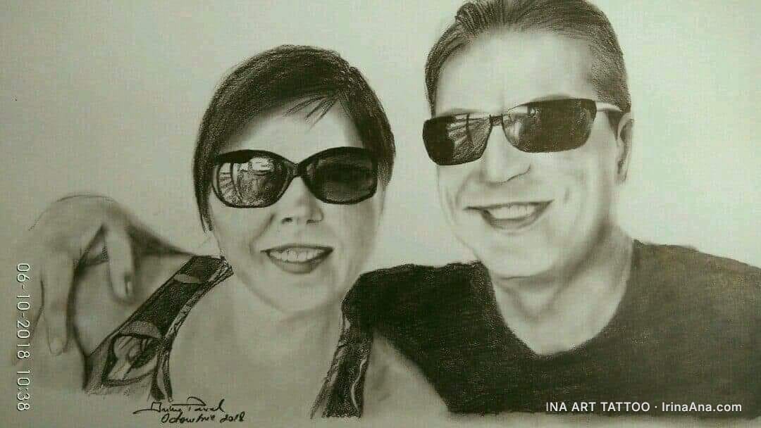 Portret în creion al unui cuplu zâmbitor, amândoi purtând ochelari de soare. Femeia este în stânga, bărbatul în dreapta.