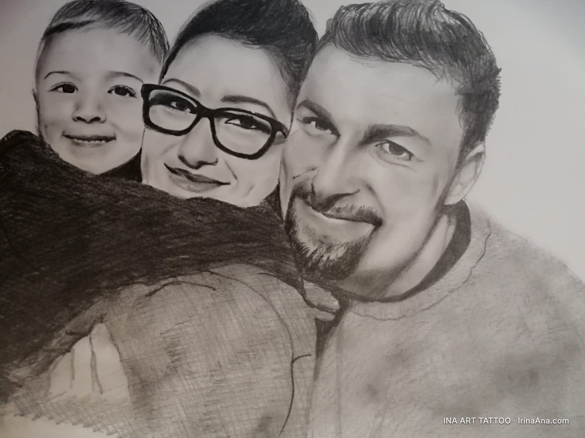 Un desen în creion al unei familii: un bărbat, o femeie cu ochelari și un copil, toți zâmbitori și apropiați.