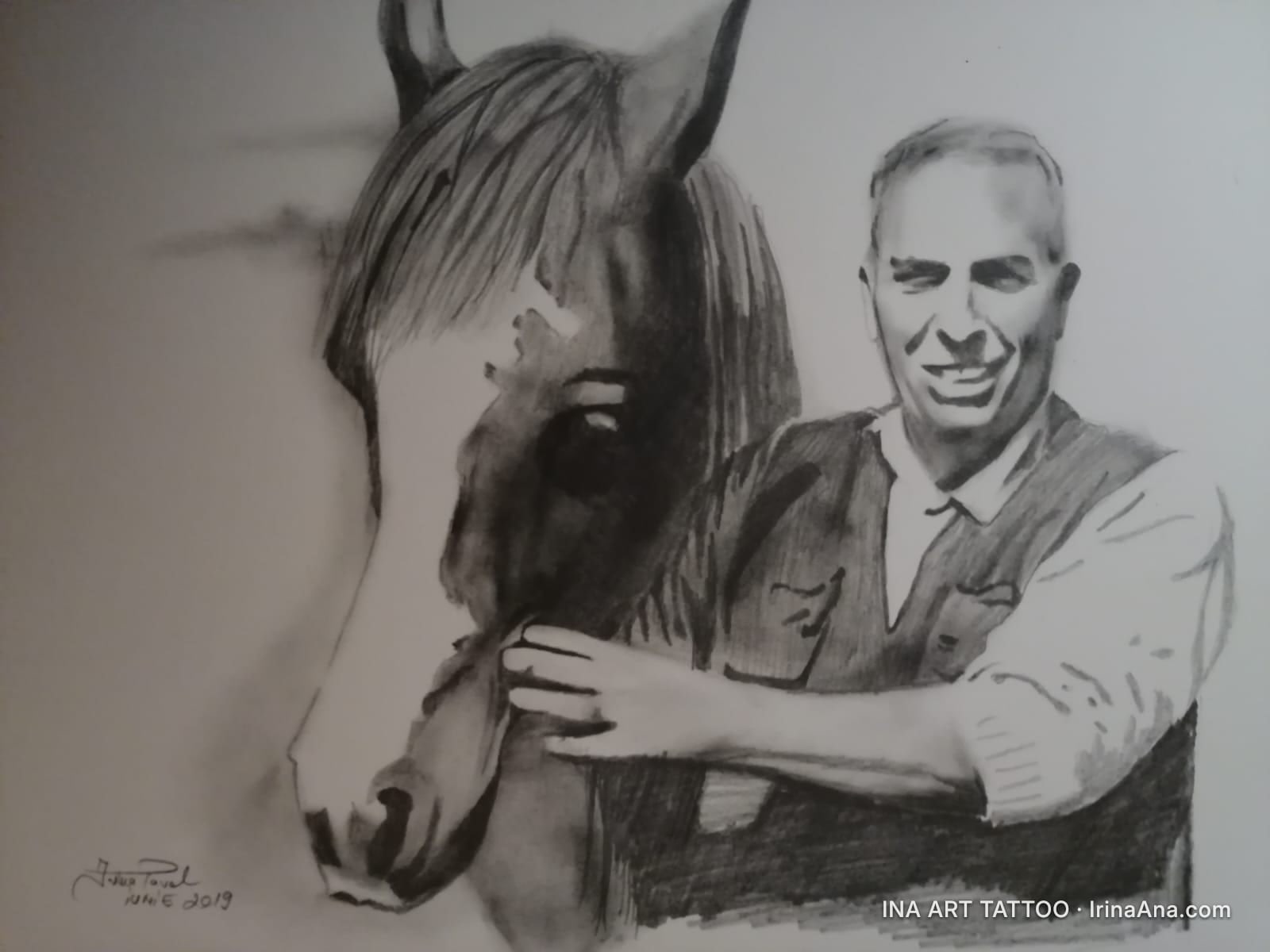 Portret în creion al unui bărbat zâmbitor cu părul scurt, cu o cămașă și vestă, alături de capul unui cal.
