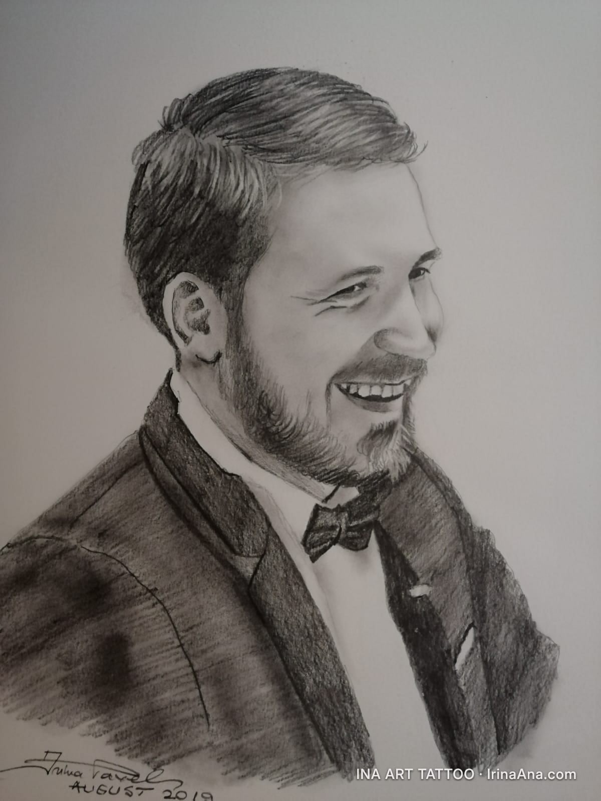 Portret creion al unui bărbat zâmbitor, cu barbă scurtă, purtând un costum și papion. Privind spre dreapta.