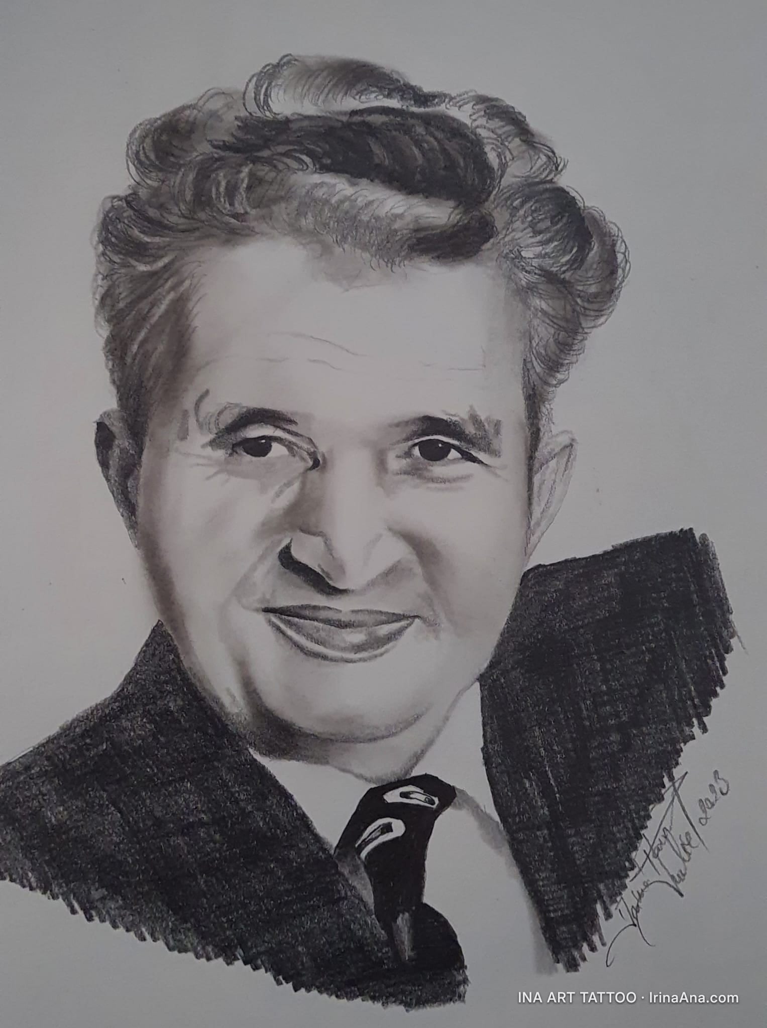 Portret creion al unui bărbat cu păr ondulat, zâmbitor, purtând costum și cravată.