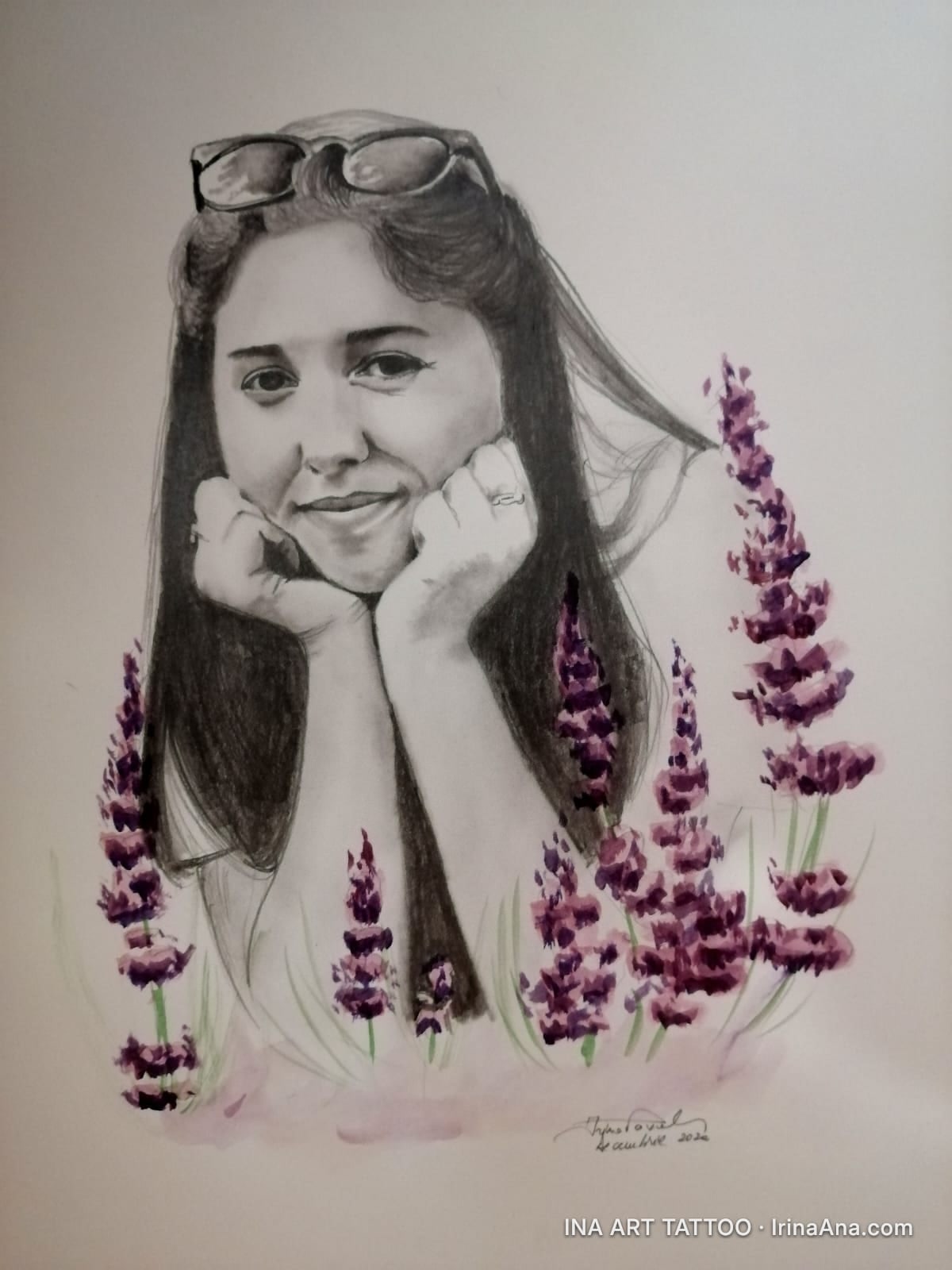 Portret în creion al unei tinere zâmbitoare, cu ochelari pe cap, înconjurată de flori de lavandă mov.