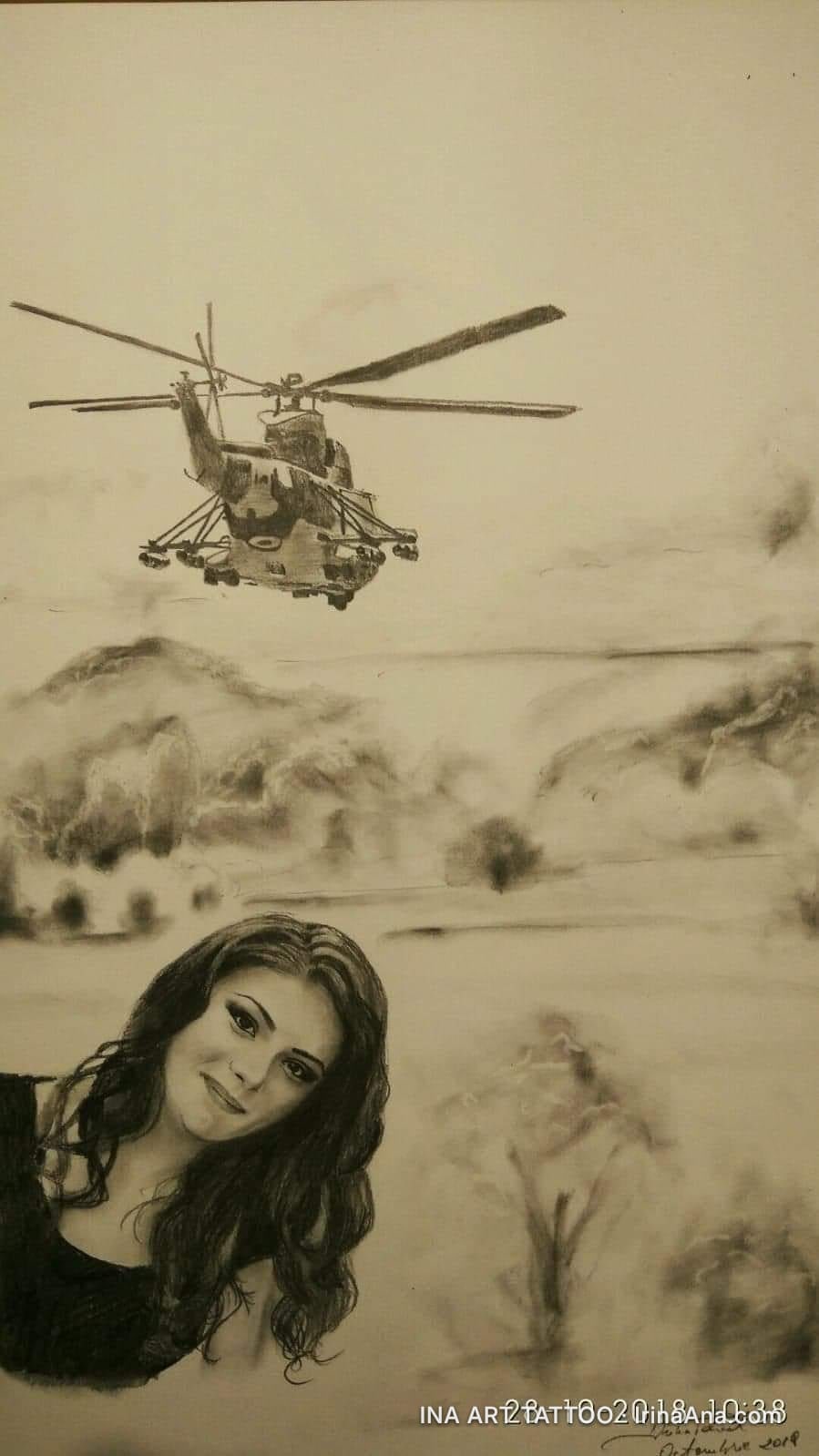 Desen în creion cu o femeie zâmbitoare în prim-plan, un elicopter în zbor și un peisaj montan cețos în fundal.
