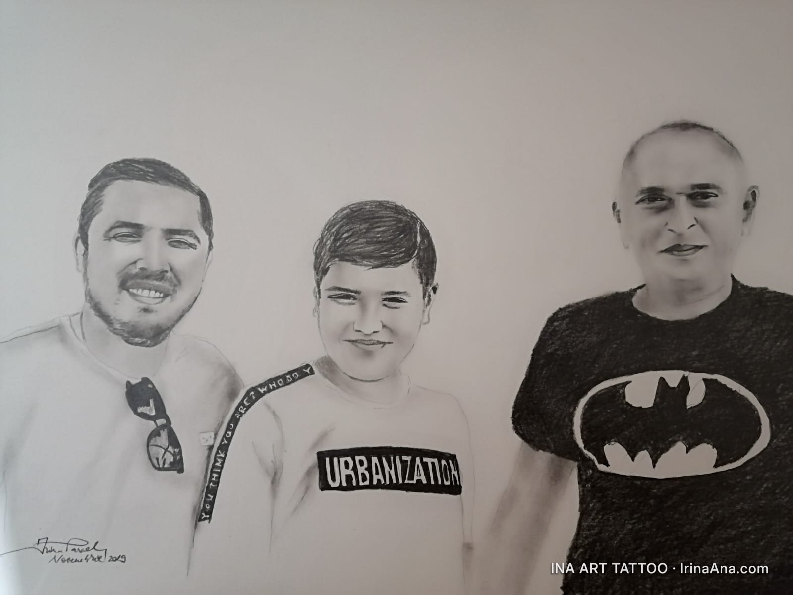 Portret în creion cu trei bărbați: unul cu barbă și ochelari de soare la gât, un băiat, și un bărbat mai în vârstă cu un tri…