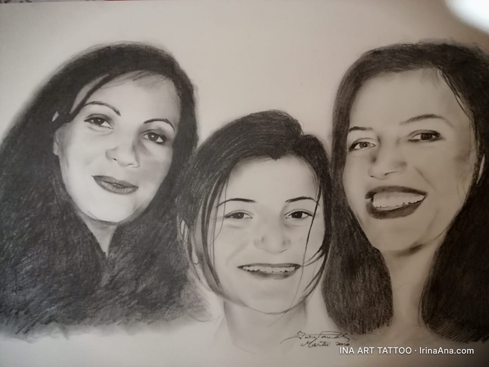 Portret în creion cu trei femei zâmbitoare, cu părul lung și închis la culoare, privitorul fiind în centrul imaginii.