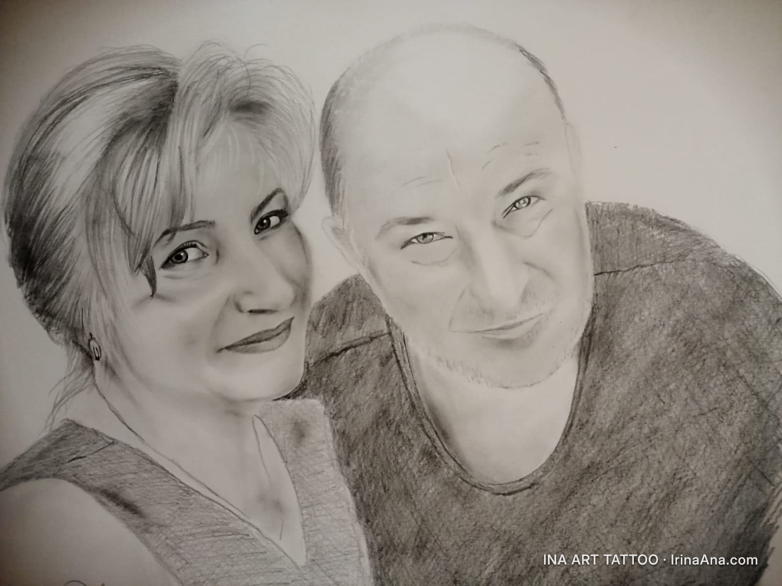 Portret în creion al unui cuplu. O femeie zâmbitoare și un bărbat cu privirea blândă privesc spre privitor.